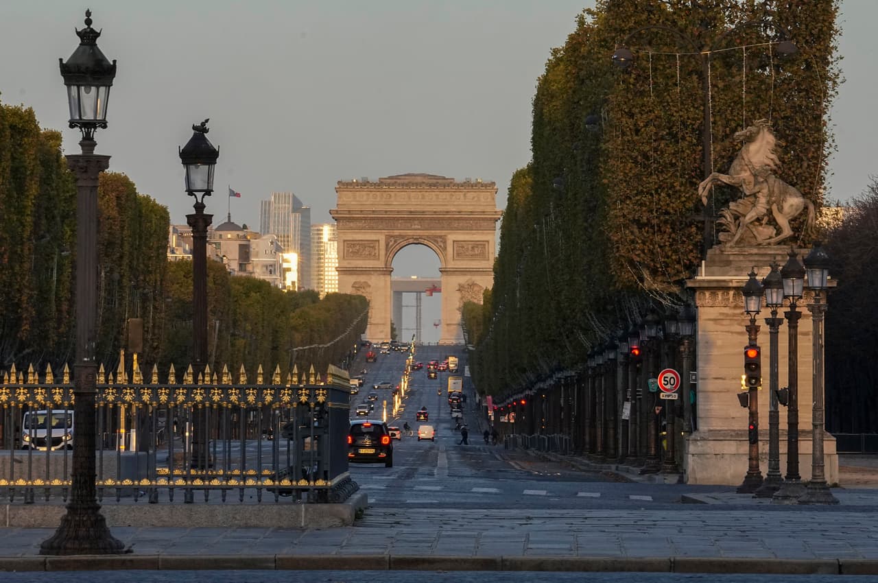<b>París</b> ocupa el tercer lugar mundial con 93.4 puntos en la evaluación general. La ciudad obtuvo 81 puntos en ciencias económicas, 84 en capital humano y 88.1 en calidad de vida. En medio ambiente registró 81.6 puntos y en gobernanza, 73.2.