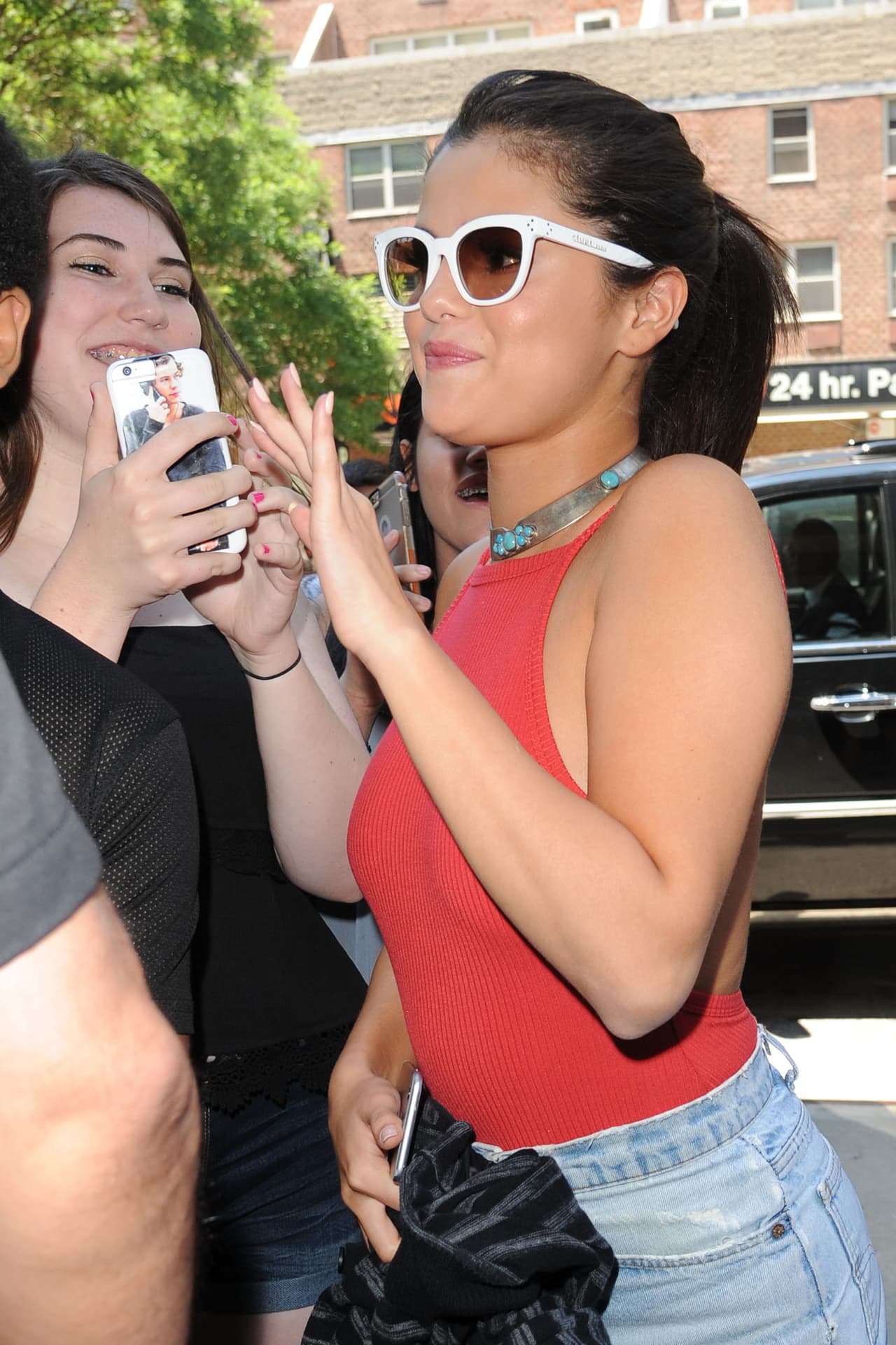 La cantante se portó súper linda con sus fans... y también mostró sus encantos con un body rojo.