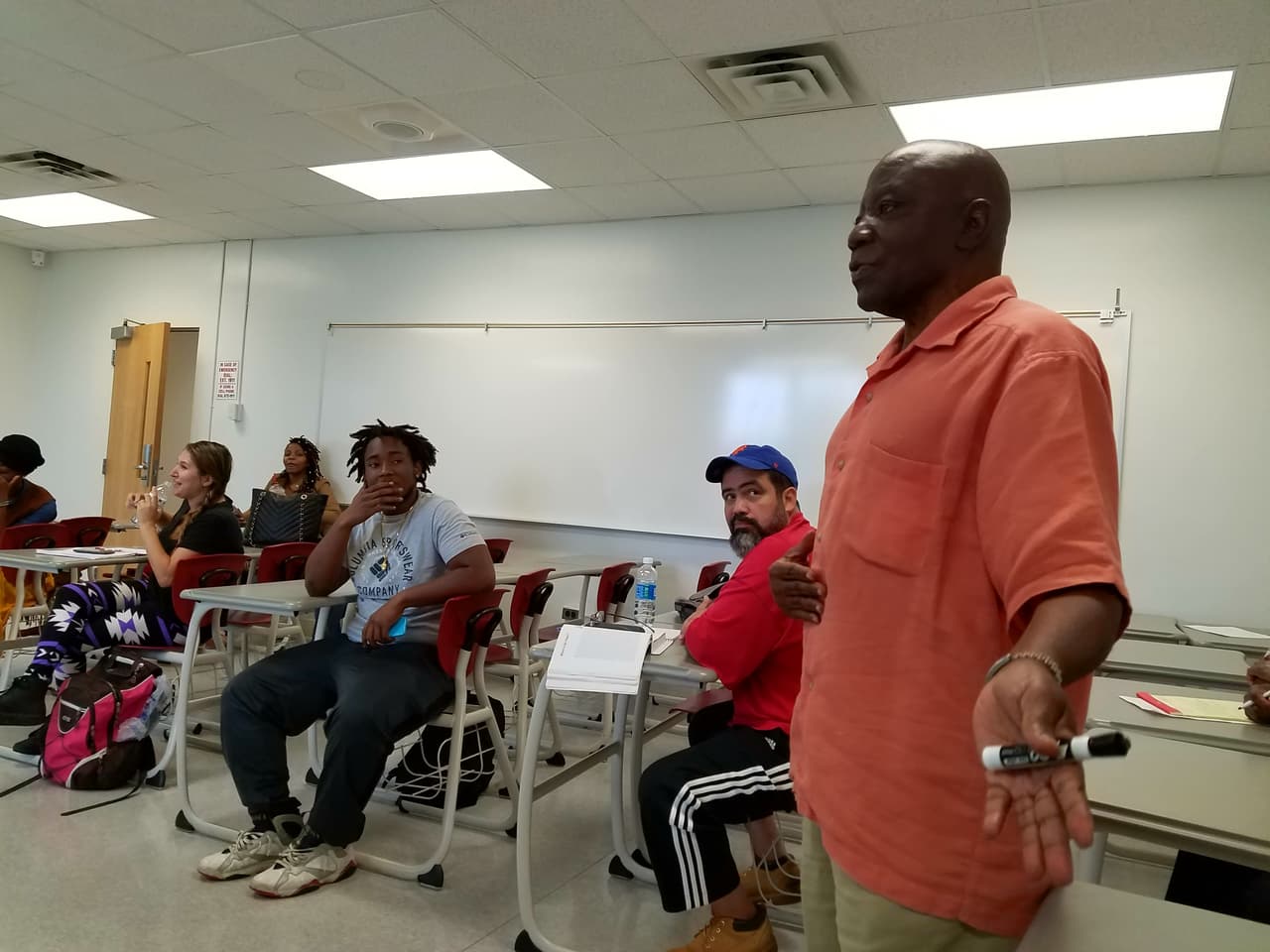 El profesor de Fayetteville State University Kofi Johnson habla en clase sobre la elección entre Clinton y Trump