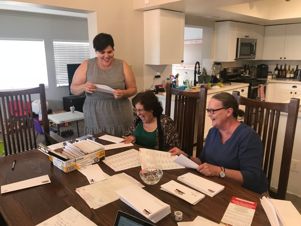 La legisladora estatal del Distrito 30 de Arizona, Raquel Terán se reune con sus constituyentes para promover el voto.