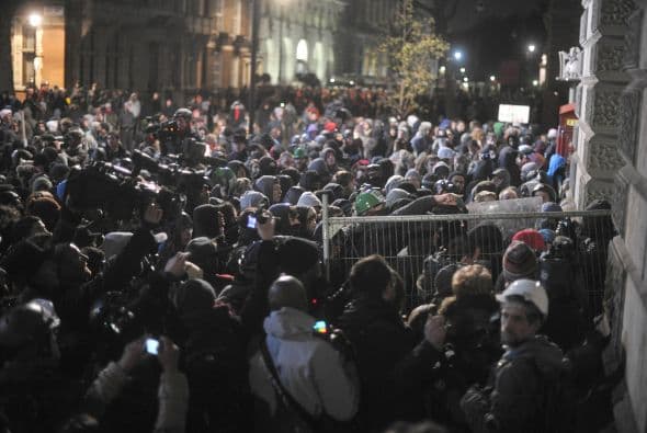 Incluso algunos gritaban '¡Que les corten la cabeza!'. También golpearon la ventanilla posterior del automóvil y lo rociaron de pintura blanca.