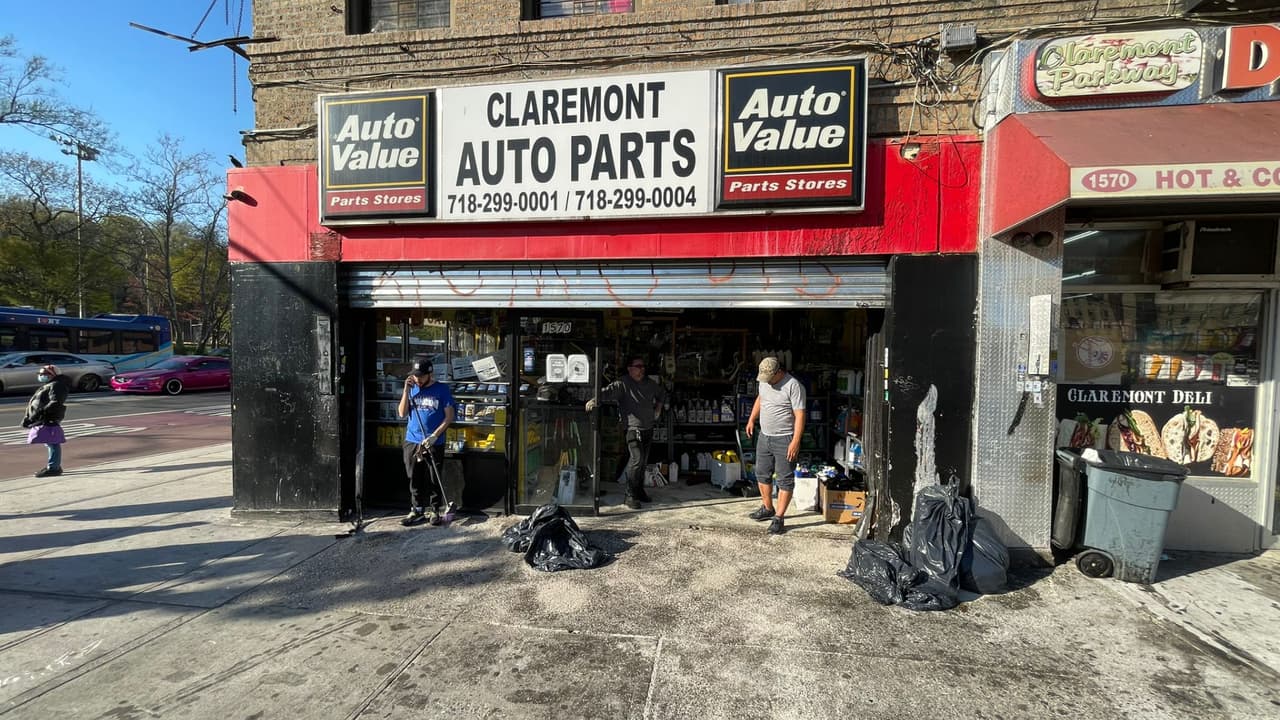 Conductor estrella su auto contra un taller mecánico en El Bronx y deja 5 heridos