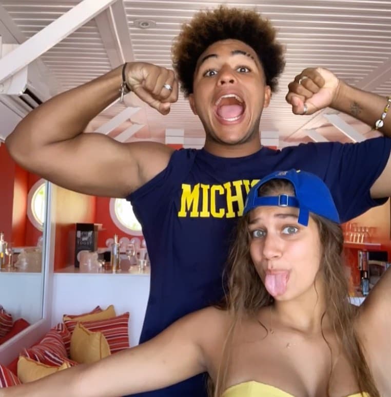 La hija de Lili Estefan cumplió
<b><a href="https://www.univision.com/shows/el-gordo-y-la-flaca/la-hija-de-lili-estefan-celebra-su-primer-ano-de-noviazgo-con-gianco-rice-video">un año de relación</a></b> con su novio Gianco Rice, a quien dedicó un emotivo mensaje en Instagram para festejar el tiempo que llevan juntos.