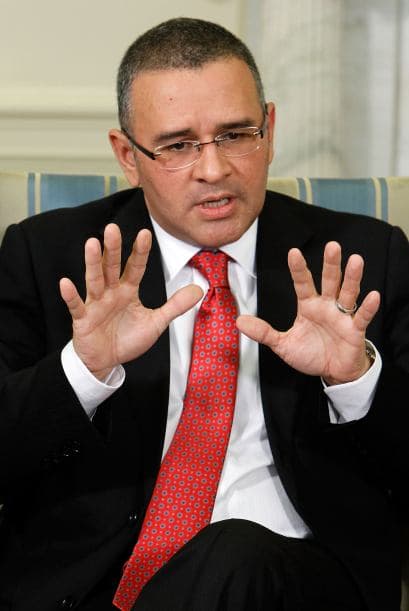 "La tendencia es muy clara, que hay reclamo de la gente de que algo no funciona, fundamentalmente son los campos de la economía y el campo de la violencia, delincuencia", dijo en rueda de prensa el jesuita José María Tojeira, rector de la Universidad Centroamericana.