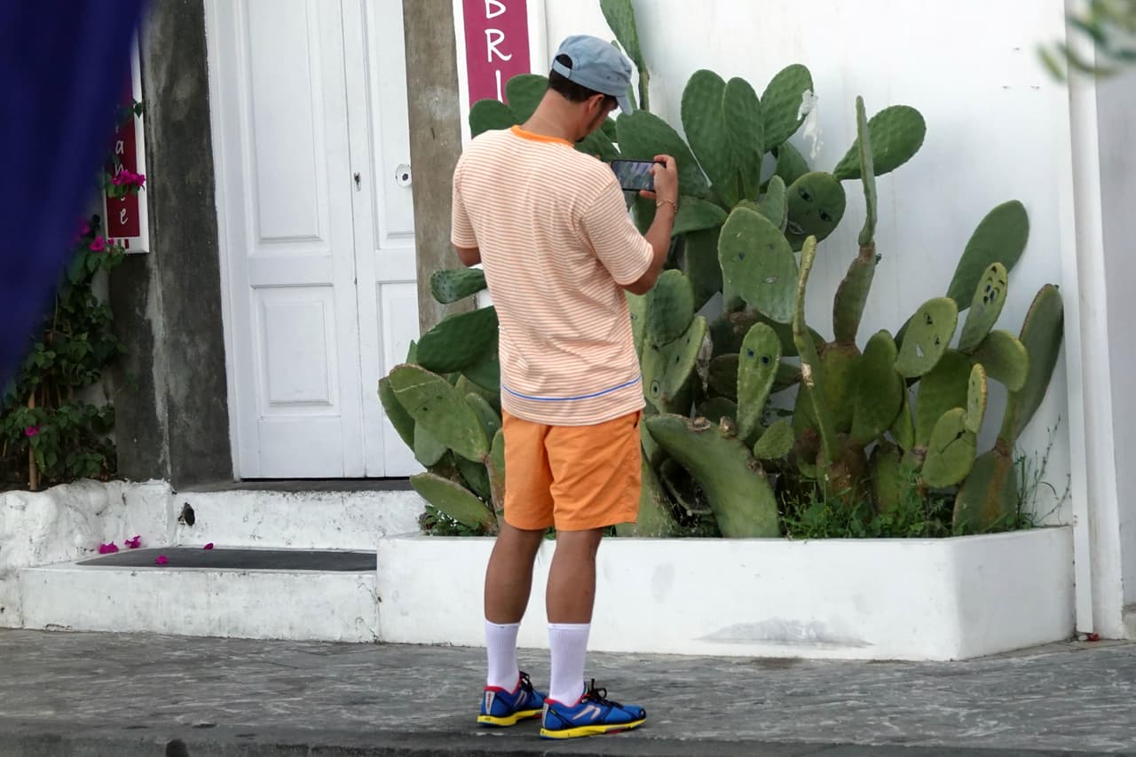 Durante la caminata por la isla, Bloom y Perry se separaron en pocas ocasiones. Una de ellas fue este momento cuando al actor le llamó la atención estas plantas.