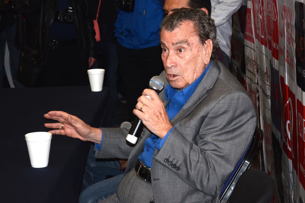 Alfonso Zayas ganó fama gracias a las películas de 'ficheras' en México en la década de 1970. También por su participación en filmes de la India María, la serie 'La criada bien criada' y gracias a su aparición en diversos programas de comedia mexicanos caracterizados por los albures y el doble sentido.