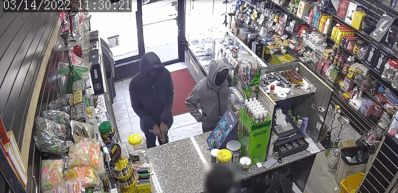 A plena luz del día y a punta de pistola roban dinero y productos de tienda comestible en Brooklyn