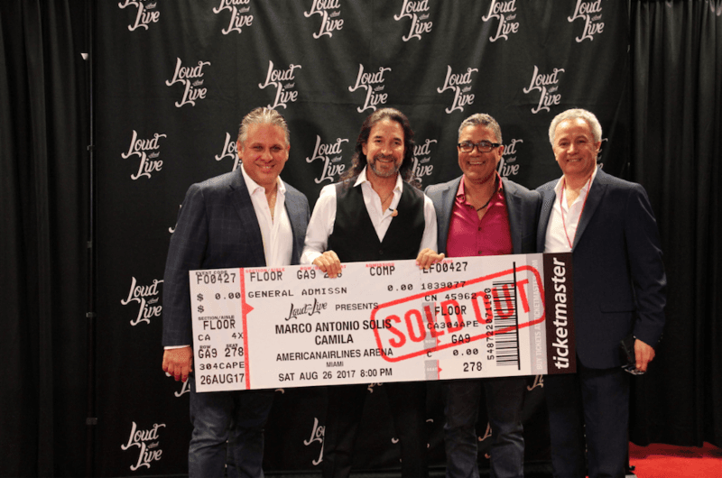 Ejecutivos de la arena de Miami, le hicieron entrega de un reconocimiento por el 'sould out' conseguido con su tour 'Y la historia continúa'.