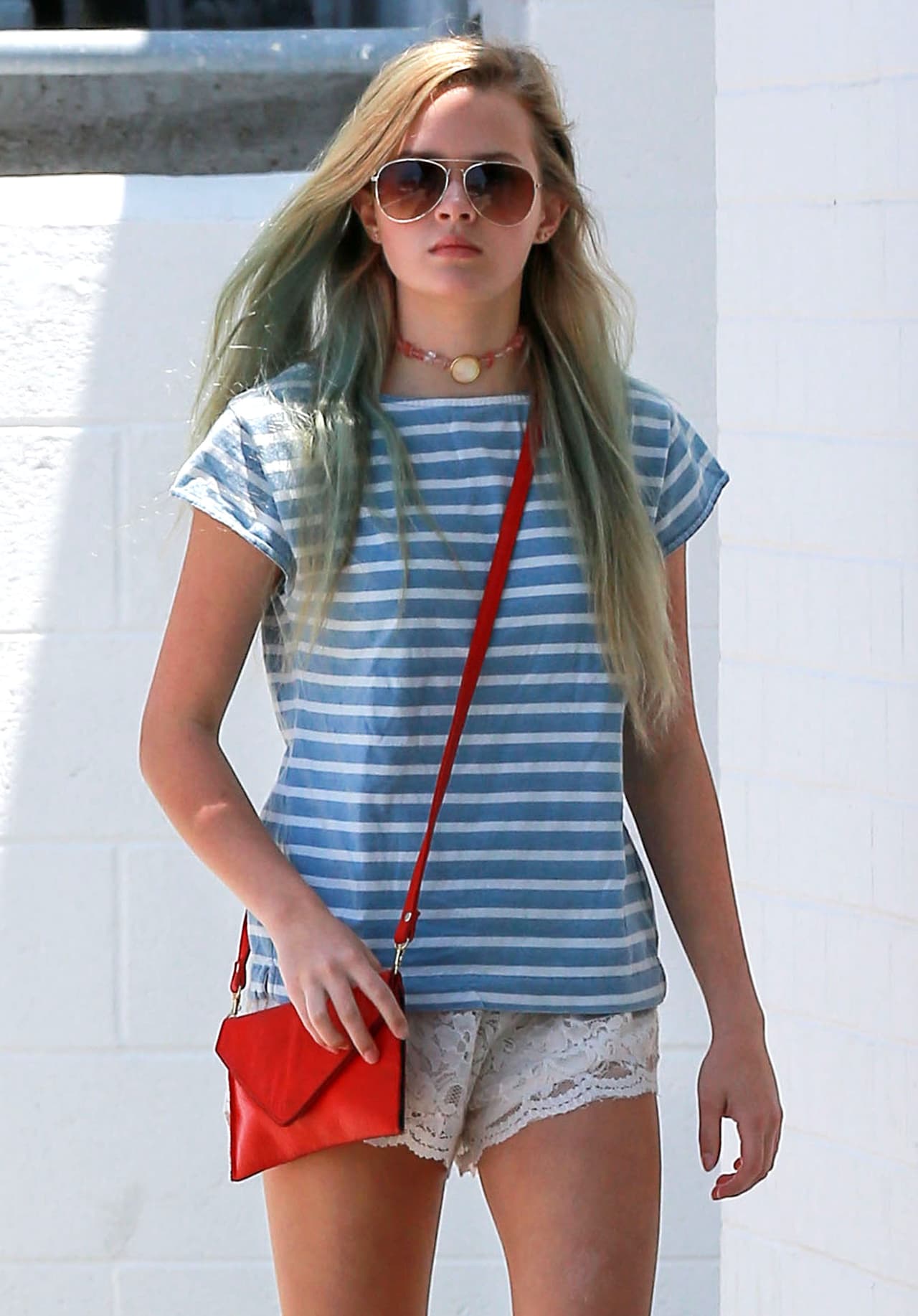 Mientras que Ava Phillippe lució un short de encaje en beige con una playera de rayas azul con blanco, un bolso pequeño y ‘flats’ en dorado.