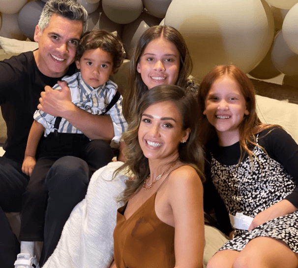 En julio de 2021 platicó con Katherine Schwarzenegger Pratt, quien tiene un programa en Instagram, y comentó que no ha sido fácil mantener su relación de pareja y a la vez criar tres hijos.
<br>
<br>"Ese momento es cuando realmente no deberías hablar de las cosas molestas de las que no hablas durante la semana. Es el tiempo para dejar eso en el pasado y tomar otro camino, pero es difícil, muy difícil. Es una jornada de vida y si ambos deciden hacerlo va a funcionar a pesar del drama o de cualquier cosa que pase. Si ambos son como 'quiero resolver esto,' nada puede romperlo", dijo Alba.