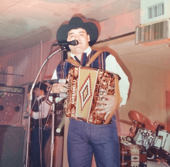 Una estación de radio con sede en McAllen, Texas, fue la primera en tocar una de las canciones de Intocable. Al poco tiempo la disquera EMI Latin los llevó a firmar su primer contrato.