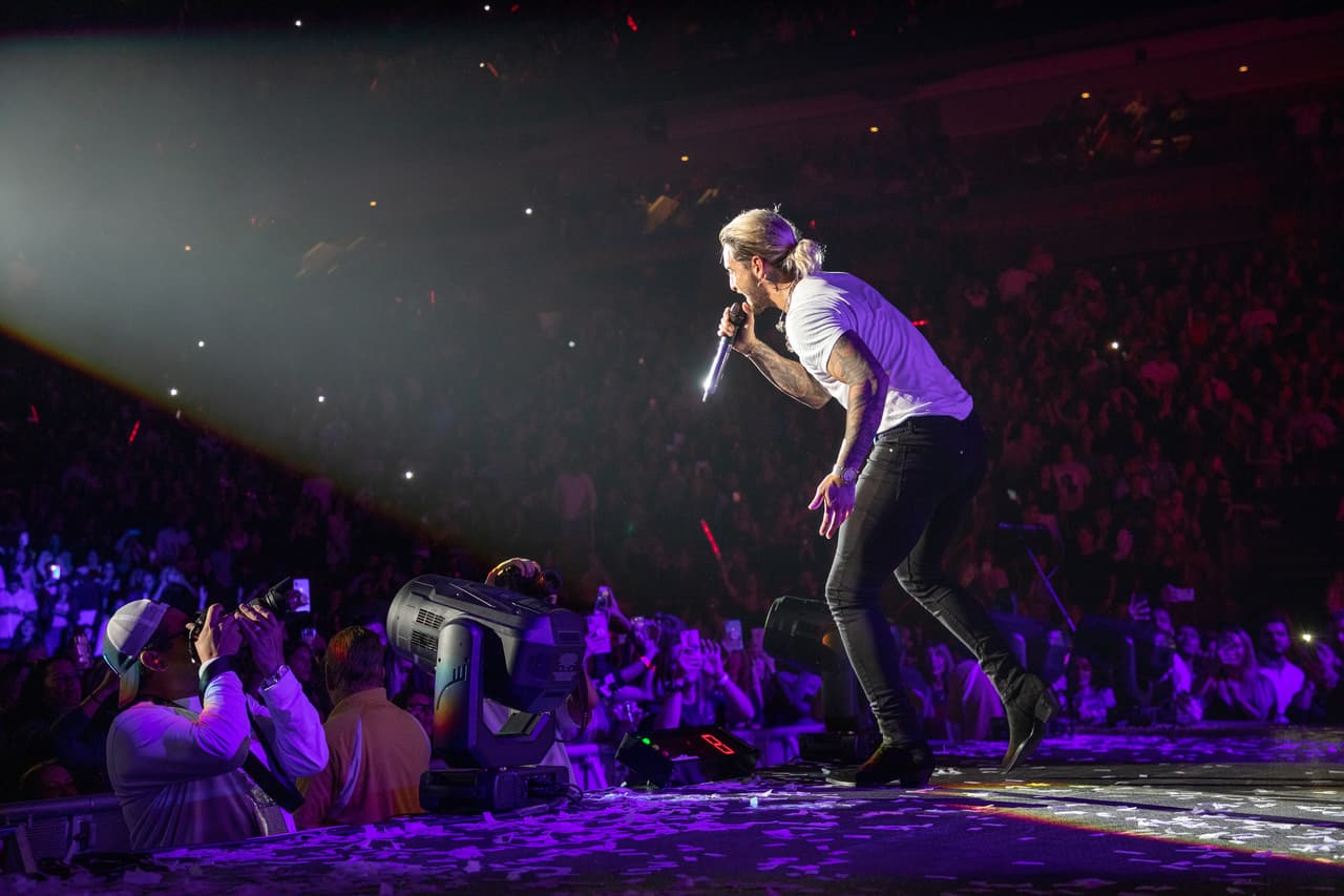 Por la noche del mismo viernes, el intérprete de 'Felices los 4' participó en el concierto 'Amor a la música' que se llevó a cabo en el American Airlines Arena de Miami.