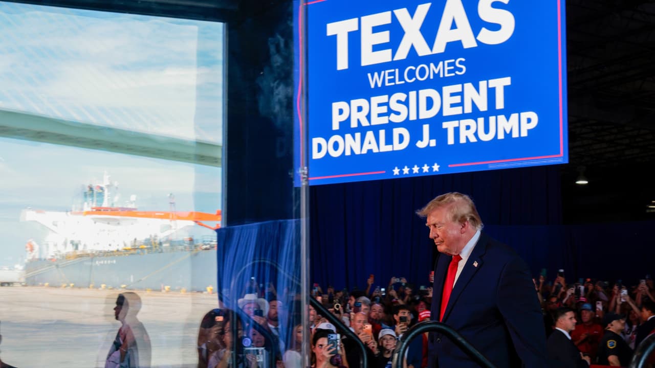 Trump promete bajar precio de gasolina con petróleo venezolano