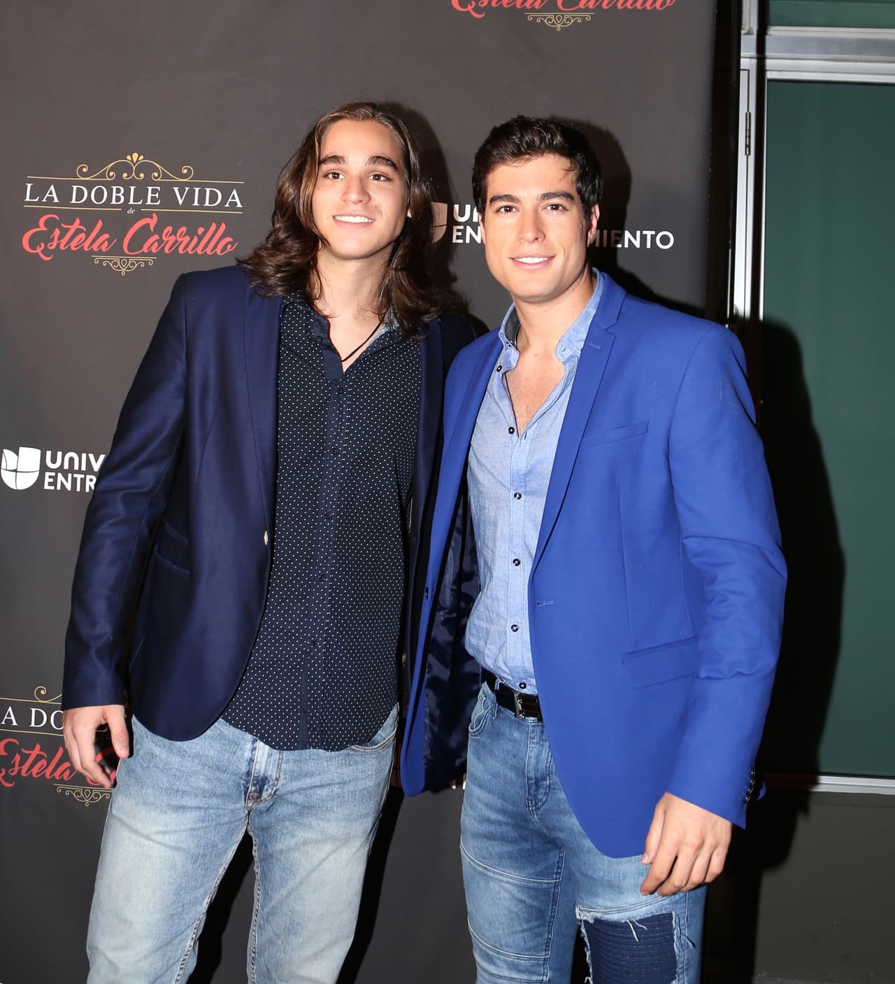 Pero no desfiló solo por la alfombra, su hermano Felipe lo acompañó al evento.