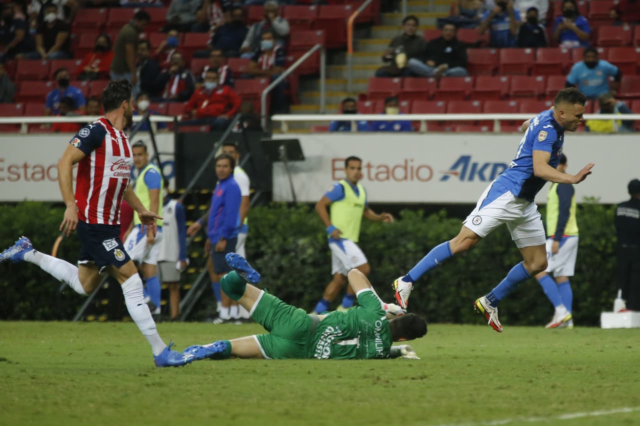 El Guadalajara rescató un empate de último minuto ante Cruz Azul que dejó ir la posibilidad de meterse entre los cuatro mejores.