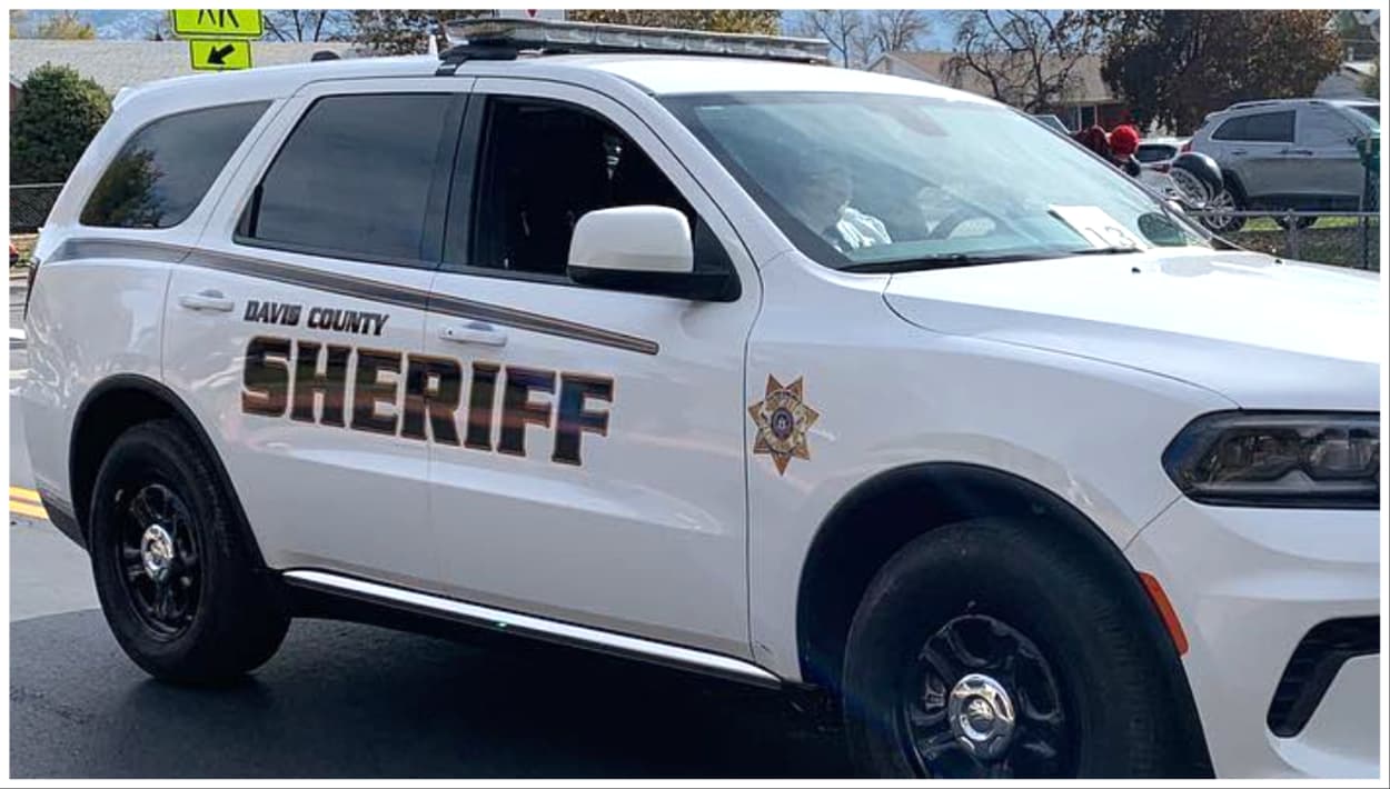 Oficiales de policía abren fuego contra un hombre en parada de tráfico