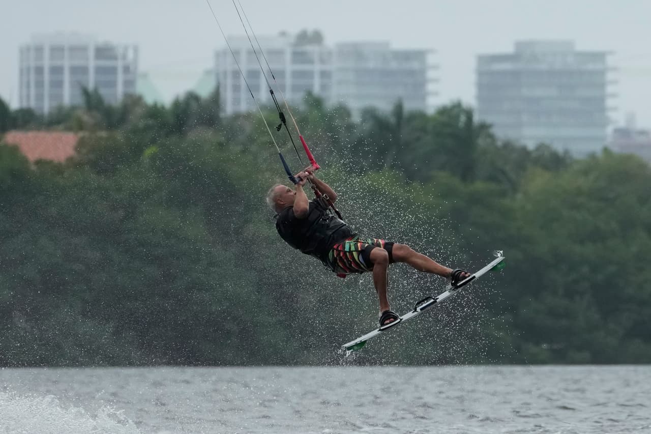 Aunque en el mar, lo que para la gran mayoría es mal tiempo, para algunos no tanto. Eso sí, el practicante de kitesurf de la imagen está en Matheson Hammock Park, Coral Gables, un suburbio de Miami y por tanto en la costa este, no tan afectada por Ian.