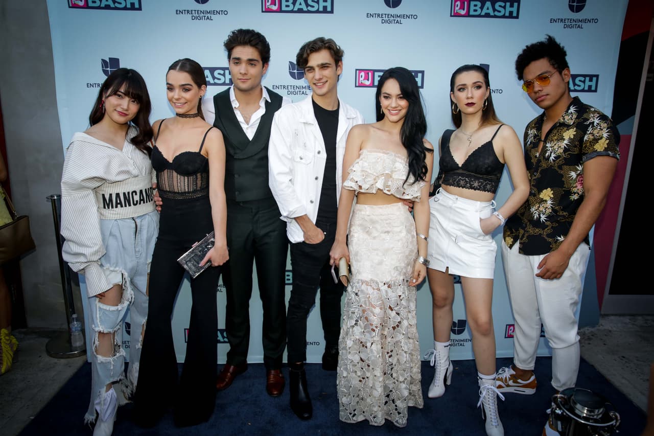 Los integrantes de 'Like, la leyenda' en su primera alfombra azul internacional.