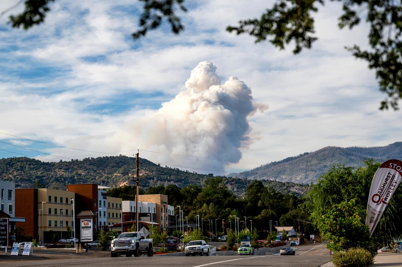 Hasta ahora los bomberos no han podido identificar una causa natural para el incendio que se originó el jueves pasado a un costado del sendero Washburn en el Parque Nacional Yosemite. El humo fue reportado inicialmente por visitantes que paseaban por la zona, la cual reabrió en 2018 tras una intensa renovación que costó unos $40 millones.
