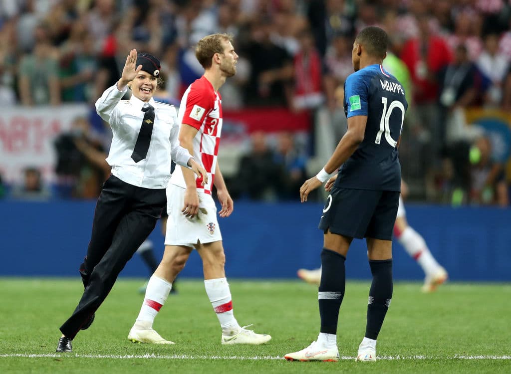 En fotos: La invasión de campo durante la final del Mundial, obra del grupo Pussy Riot