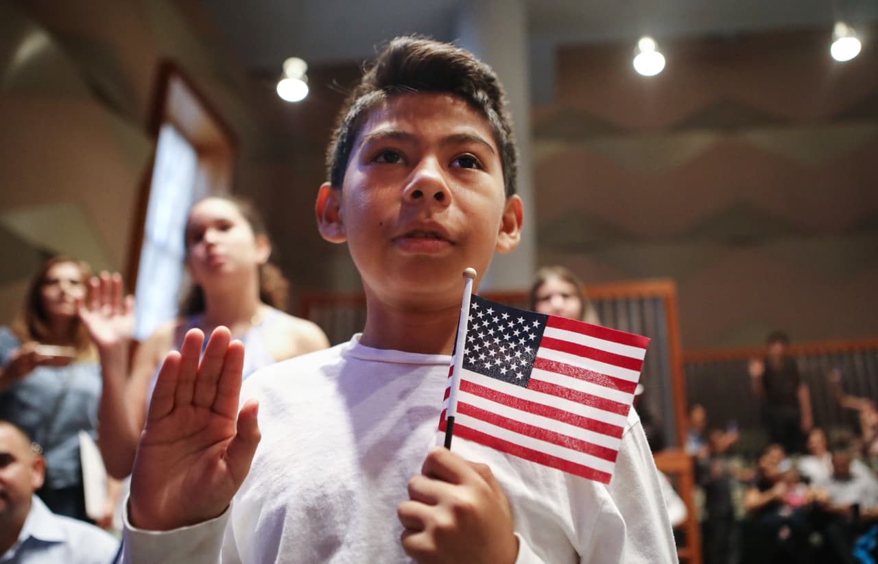 Las personas que soliciten una visa de inmigrante desde afuera de los Estados Unidos, después de ser pedidos por sus familiares (que son ciudadanos o residentes permanentes) que están en el país. 
<br>