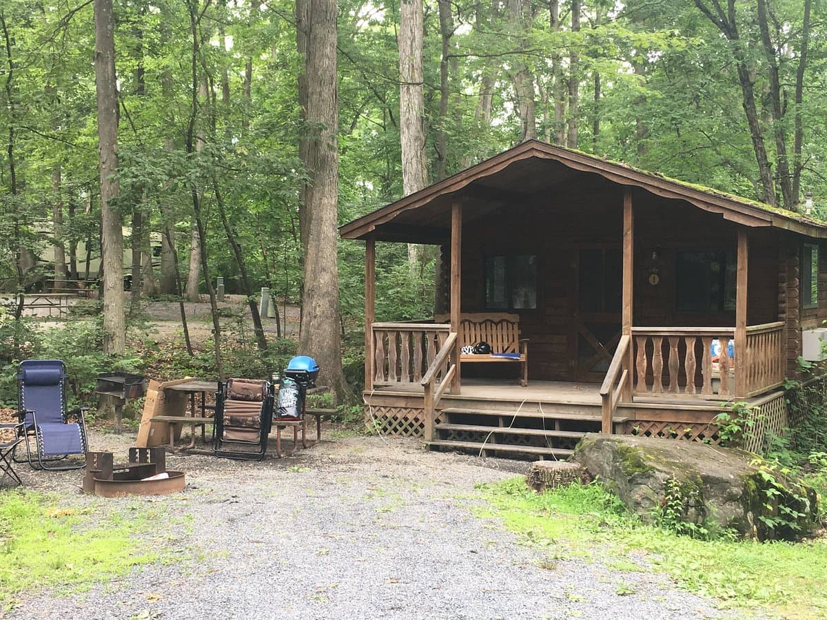 <b><a href="https://drummerboycampresort.com/Resort_Map.php">Número 5: Drummer Boy Camping Resort (Gettysburg)</a></b>. Ofrece 95 acres de campamentos arbolados y cabañas en Gettysburg. Tiene más de 400 sitios disponibles para alquiler de temporada y de corto plazo. Cuenta con cabañas y lofts. Drummer Boy está a minutos de recorridos por el campo de batalla, paseos de fantasmas y un centro de visitantes recién construido.