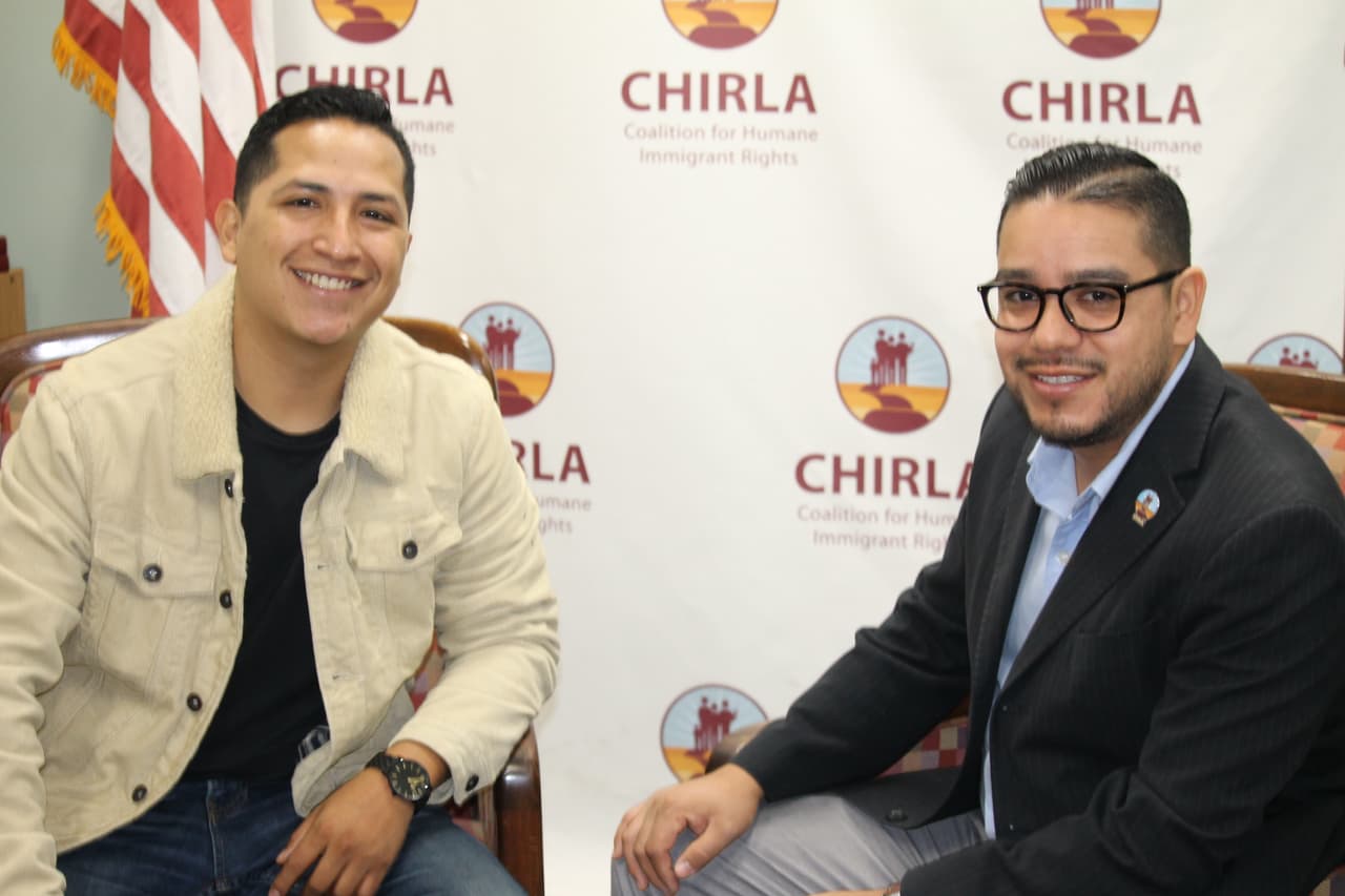 Luis Tadeo, joven mexicano de Guadalajara beneficiario de DACA al lado de Luis Pérez, (der.) director de servicio legales de CHIRLA.
<br>