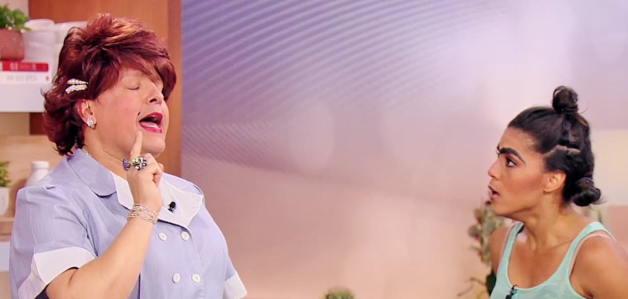 En el choque entre divas, Meche le dijo a la originaria de Azua que no por haber grabado un "éxito efímero" con Ivy Queen significaba que ya había probado las "mieles del éxito". Mela no se quedó callada y le reclamó a Meche por haberle copiado la muñeca que le regaló a Eugenio Derbez.