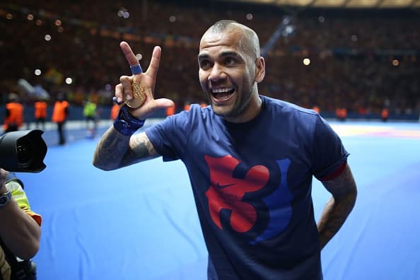 Dani Alves acepta la oferta de renovación del Barcelona y seguirá dos años más