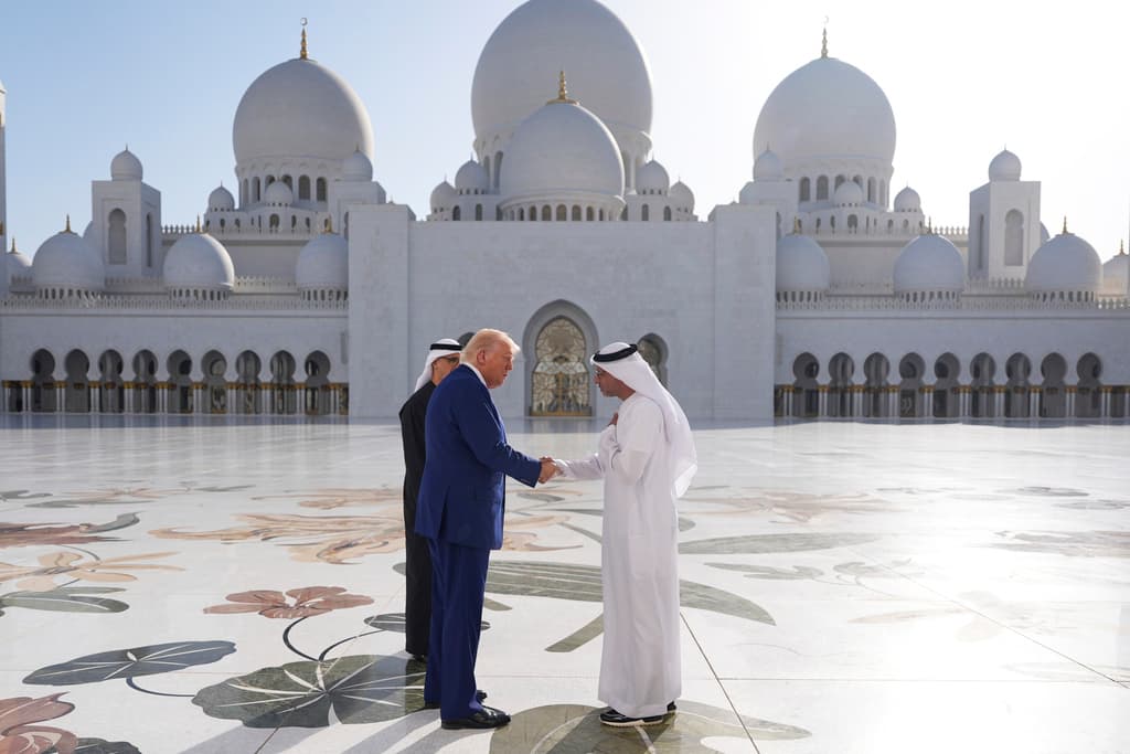 El presidente Donald Trump y el presidente de Emiratos Árabes Unidos, Mohammed bin Zayed Al Nahyan, recorren la Gran Mezquita Sheikh Zayed.
