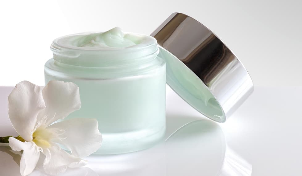 Nuestra recomendaciones que contienen: Niacinamida: Olay Regenerist Regenerating Serum / La Roche Posay Effaclar A.I. Ácidos Alpha Hidróxicos: Clinique Stop Signs / L'Oréal makes Excell-A Antioxidantes: Elizabeth Arden Prevage Face Advanced Anti-Aging Serum / Neutrogena Ageless Intensives Anti-Wrinkle Serum. Hexinol: RoC® Multi Correxion® 5 in 1 Daily Moisturizer.