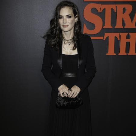 El diciembre de 2001 la actriz Winona Ryder fue arrestada por sustraer casi 5,600 dólares en mercancía de la tienda Saks Fifth Avenue, ubicada en Beverly Hills.
