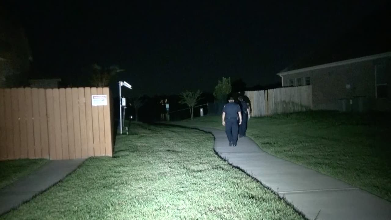 La mujer indicó que escuchó disparos y vio a varios jóvenes, descritos como afroamericanos salir corriendo, siguió caminando y se encontró con un adolescente tirado en el pavimento. Hizo el reporte con las autoridades.