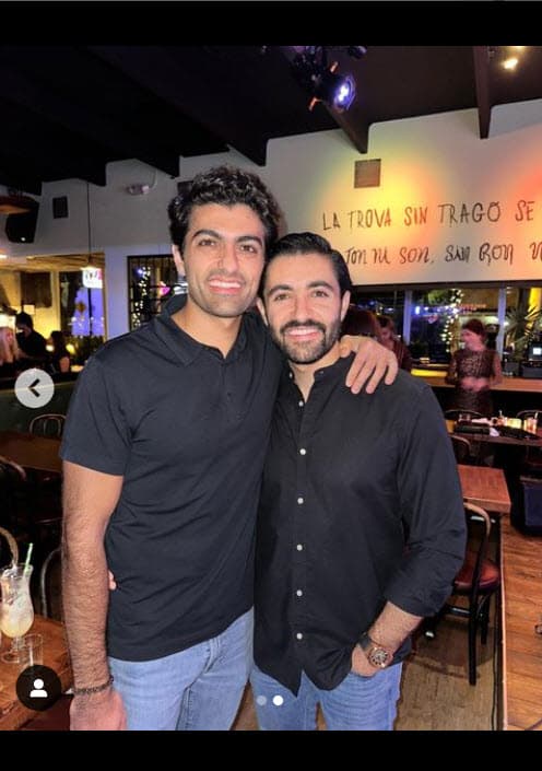 Elian y Anuar son hermanos de origen mexicano, pero ambos viven en EEUU desde su adolescencia. 
<br>