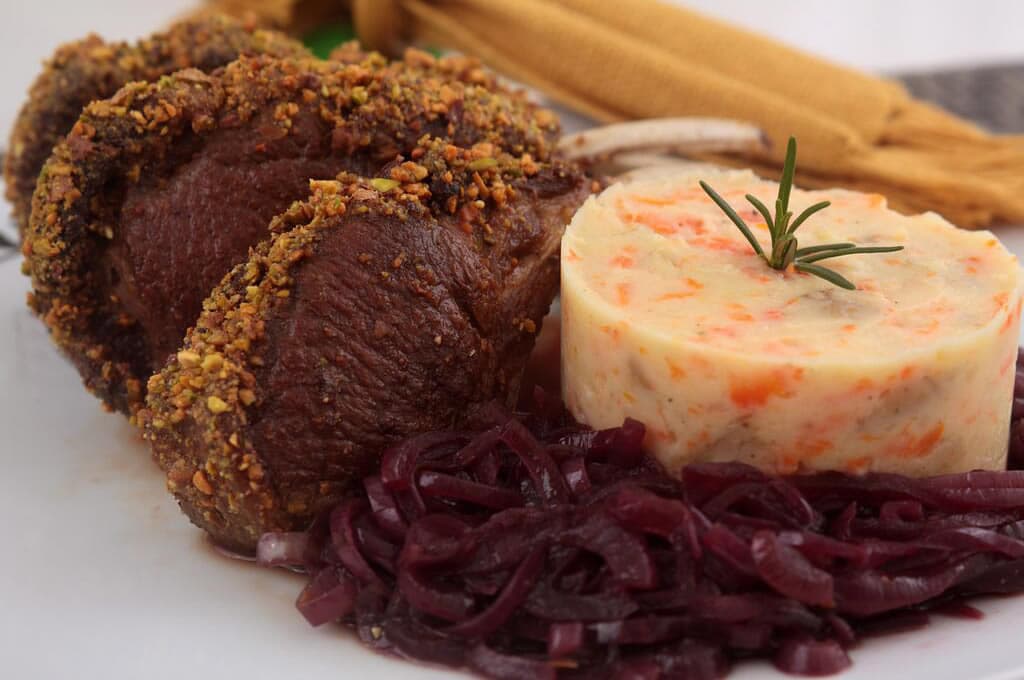 Para servir: Corta las costillas de cordero en piezas individuales, sirviendo 3 piezas por plato. Sirve el puré con la ayuda de un molde, para darle una forma más delicada al plato. Sirve inmediatamente, con la salsa de cebolla al lado de la carne. ¡Listo, tendrás una cena inolvidable!