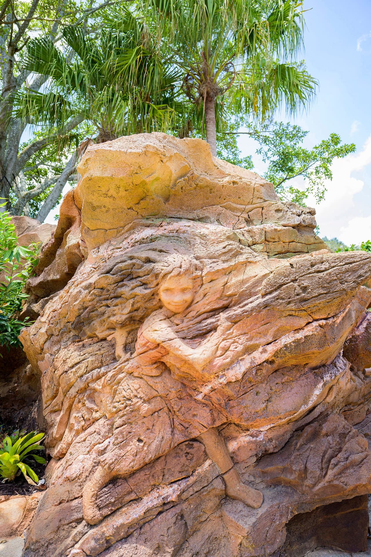 Los visitantes pueden descubrir personajes entrañables esculpidos en las formaciones rocosas, como Hei Hei, Pua y por supuesto, Moana.