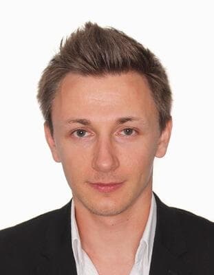 <h3 class="cms-H3-H3">Maksim Viktorovich Yakubets</h3>
<br>
<h3 class="cms-H3-H3">($5 millones) </h3>
<br>
<br>El ucraniano es acusado de participar en la instalación de un software malicioso conocido como 'Zeus', mismo que se difundió a través de correos electrónicos,
<b>con la finalidad de capturar las credenciales bancarias en línea de las víctimas.</b>
<br>
<br>Yakubets fue acusado de manera formal el 22 de agosto de 2012 bajo el apodo de “aqua” de formar parte de una organización criminal que conspiró para
<b>cometer fraude informático, robo de identidad y múltiples cargos de fraude bancario. </b>