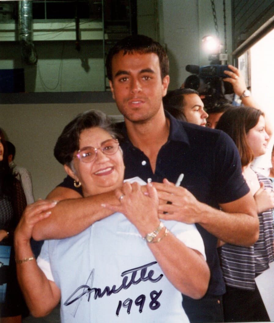 Aquí con Enrique Iglesias en 1998, ¡ya pasaron 20 años de esta fotografía!