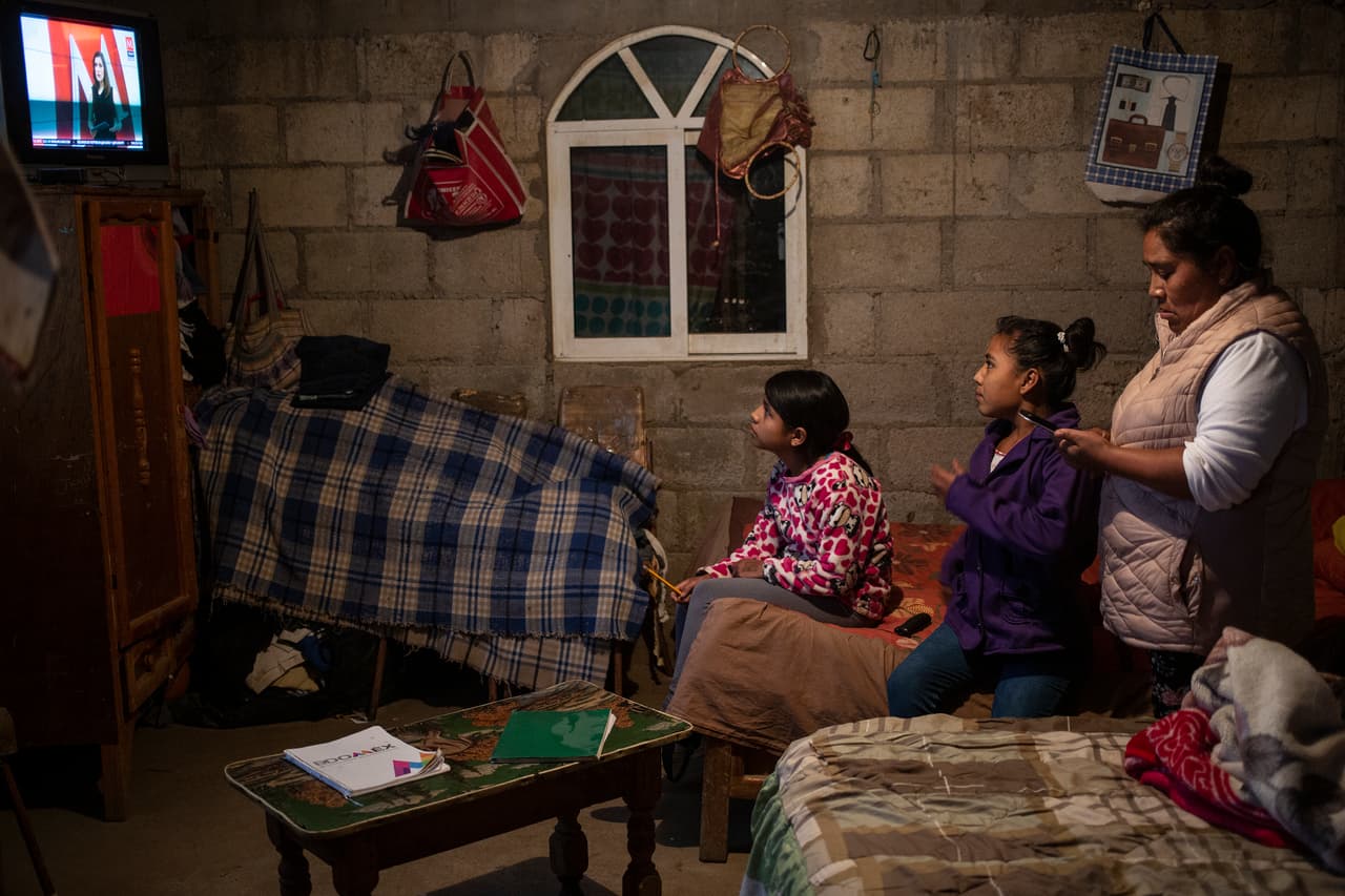 Mietras, Yoana, sentada junto a su amiga Julieta y su madre, intenta que su tele pueda captar uno de los canales en los que se transmitirán
<b> los 4,000 programas educativos que el gobierno federal ha desarrollado.</b> Esta decisión ha generado críticas debido a que muchas familias en el país no cuentan con los
<a href="https://www.univision.com/temas/dinero">recursos</a> para comprar una televisión o para tener conexión a internet.