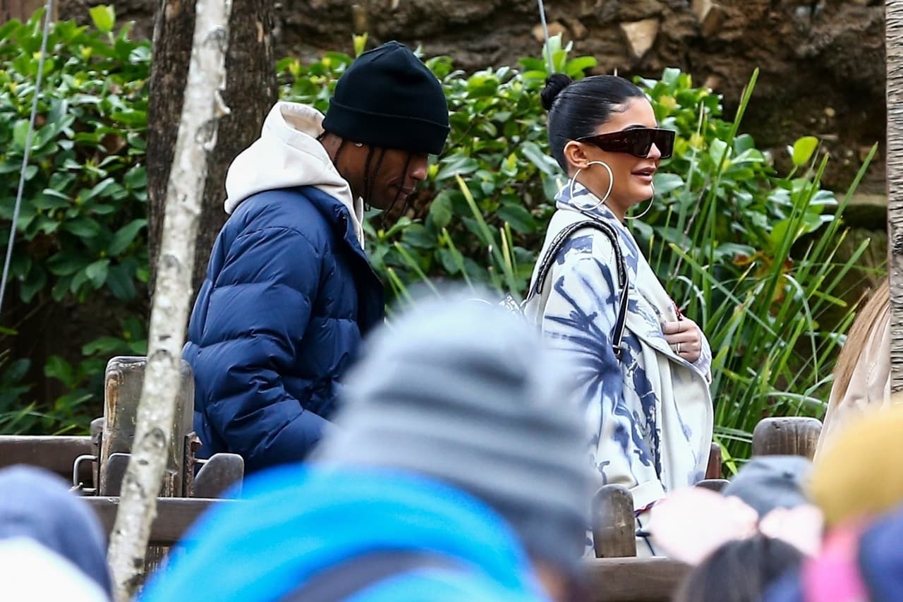 La empresaria y el rapero, 
<b><a href="https://www.univision.com/entretenimiento/al-estilo-kardashian-asi-celebro-stormi-hija-de-kylie-jenner-y-travis-scott-su-primera-pascua-video" target="_blank">junto a su hija Stormi</a></b>, de 1 año, fueron fotografiados en el parque de diversiones Disney World, en Orlando, Florida.
<br>