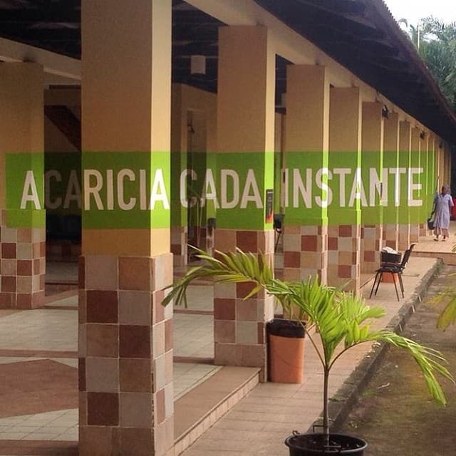 También juegan con la perspectiva creando pinturas que aprovechan las tres dimensiones. Dependiendo del lugar, la obra se aprecia de una manera distinta y cobra nuevos significados.