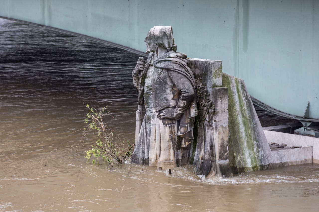 El rio Sena está a punto de alcanzar su nivel máximo. La estatua de Zuavo en el puente del Alma sirve de instrumento popular de medida de las crecidas del río.