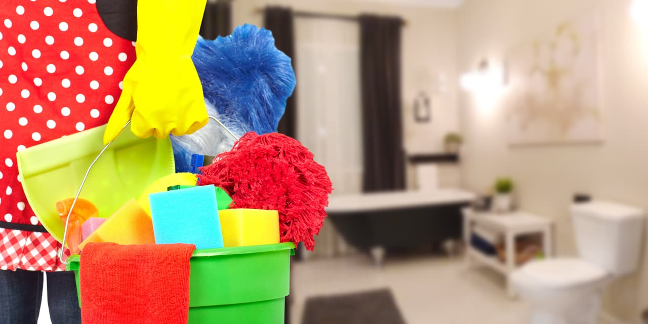 El baño posiblemente es la habitación de la casa que más visita tú familia. Está lleno de objetos de cuidado personal susceptibles a desordenarse cada mañana y en el que la limpieza y la higiene es fundamental para evitar la concentración de gérmenes.