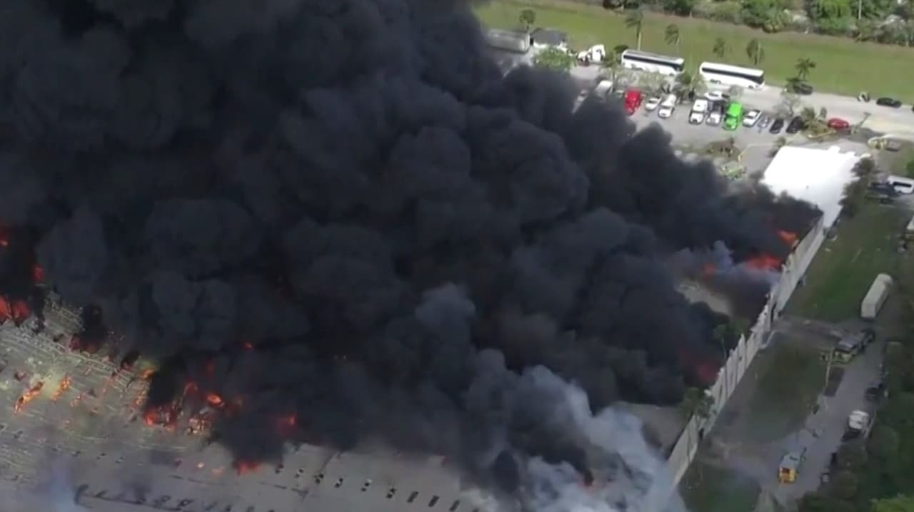 Bomberos combaten incendio de gran magnitud en almacén y bodegas del noroeste de Miami-Dade