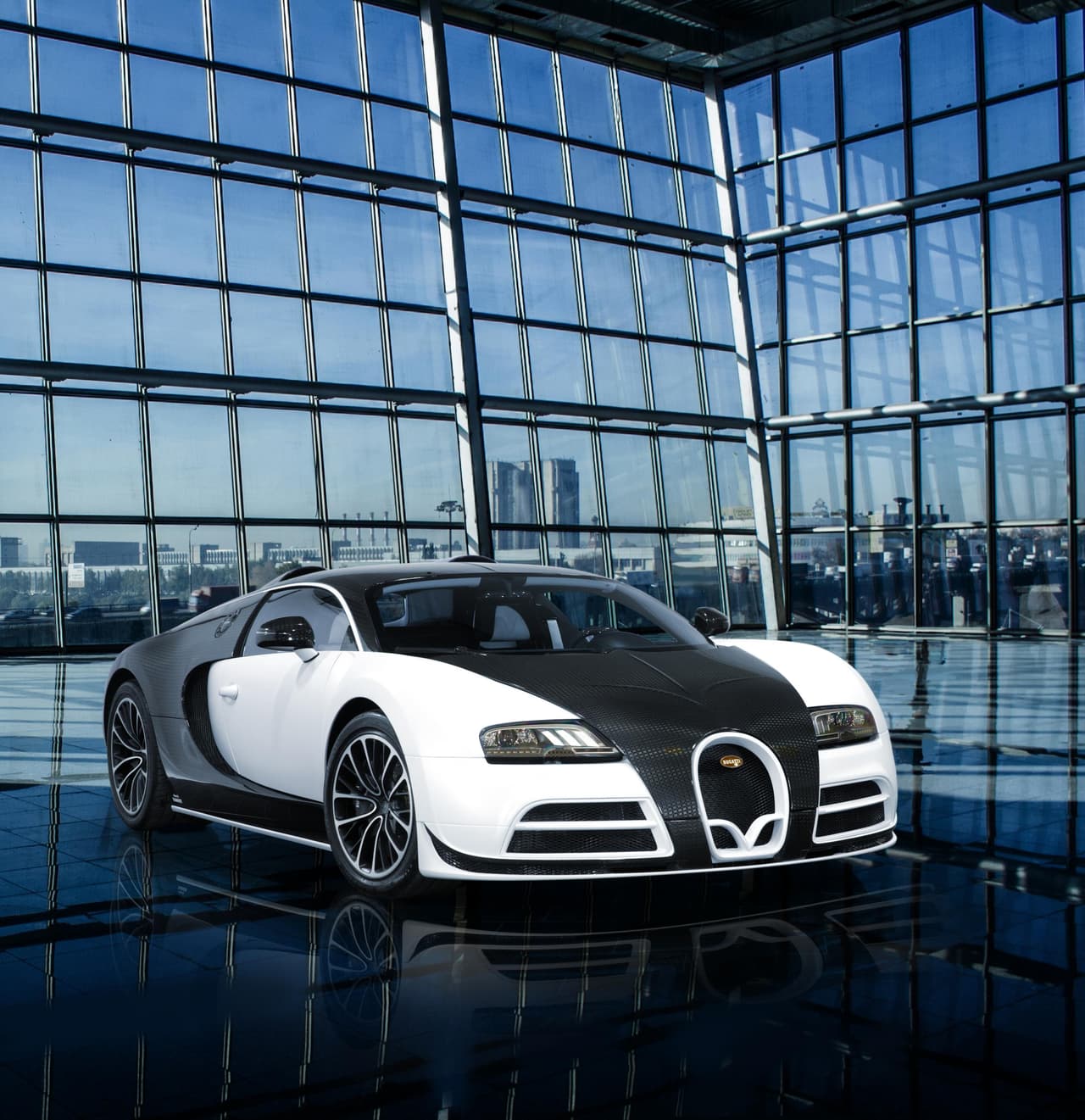 <b>Bugatti Veyron by Mansory Vivere</b>
<br>Precio: 3.4 millones de dólares
<br>