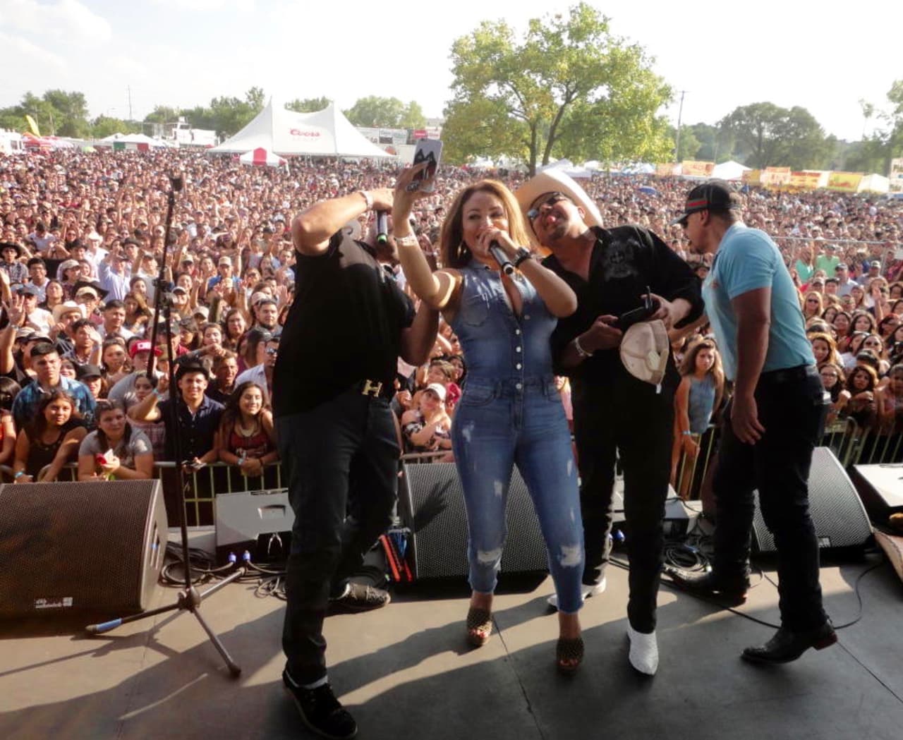 'El Bueno, La Mala y El Feo' celebrando las fiestas patrias en Chicago.