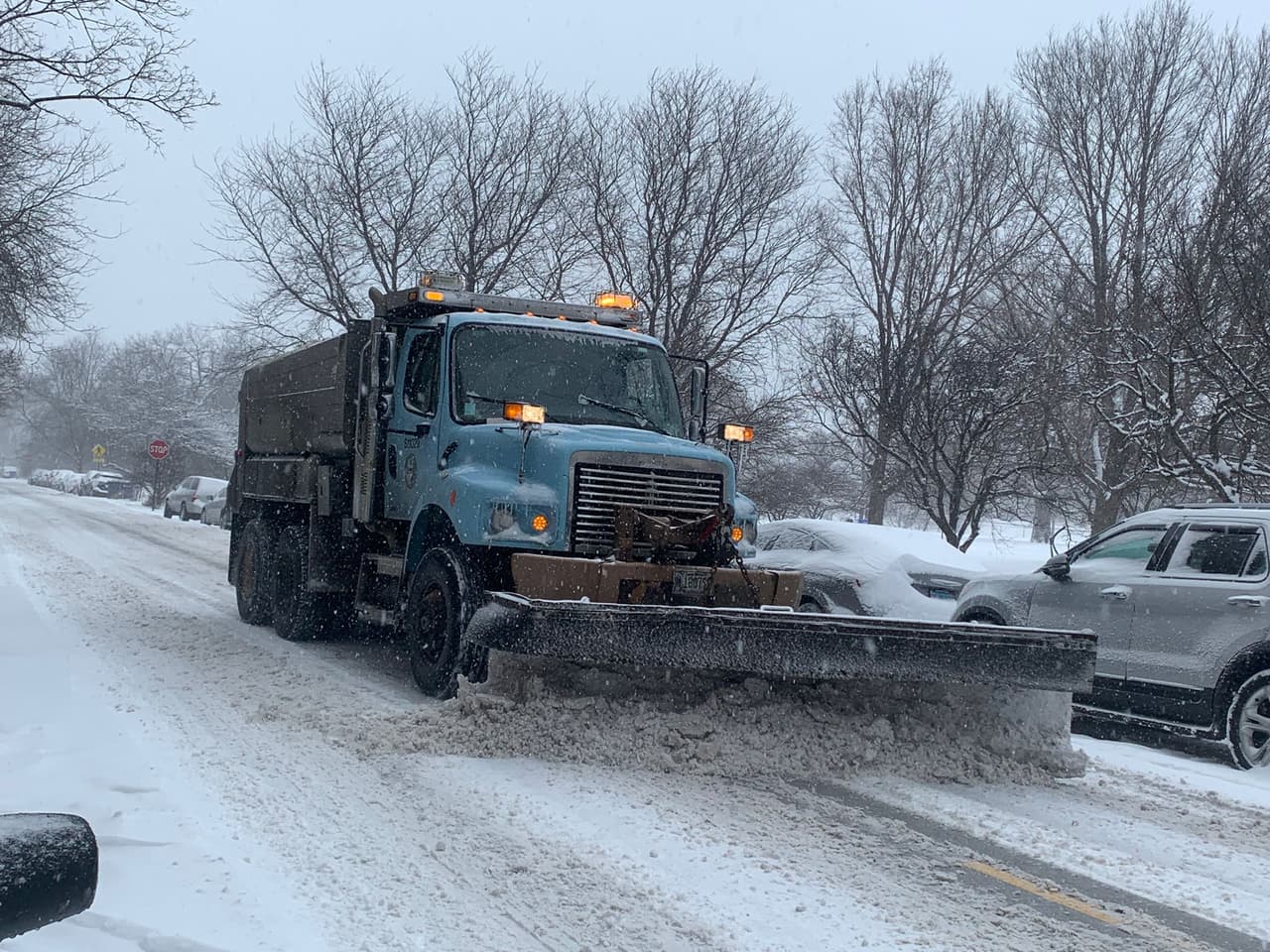 La ciudad desplegó cientos de barredoras; sin embargo, las calles se cubren pronto de nieve.