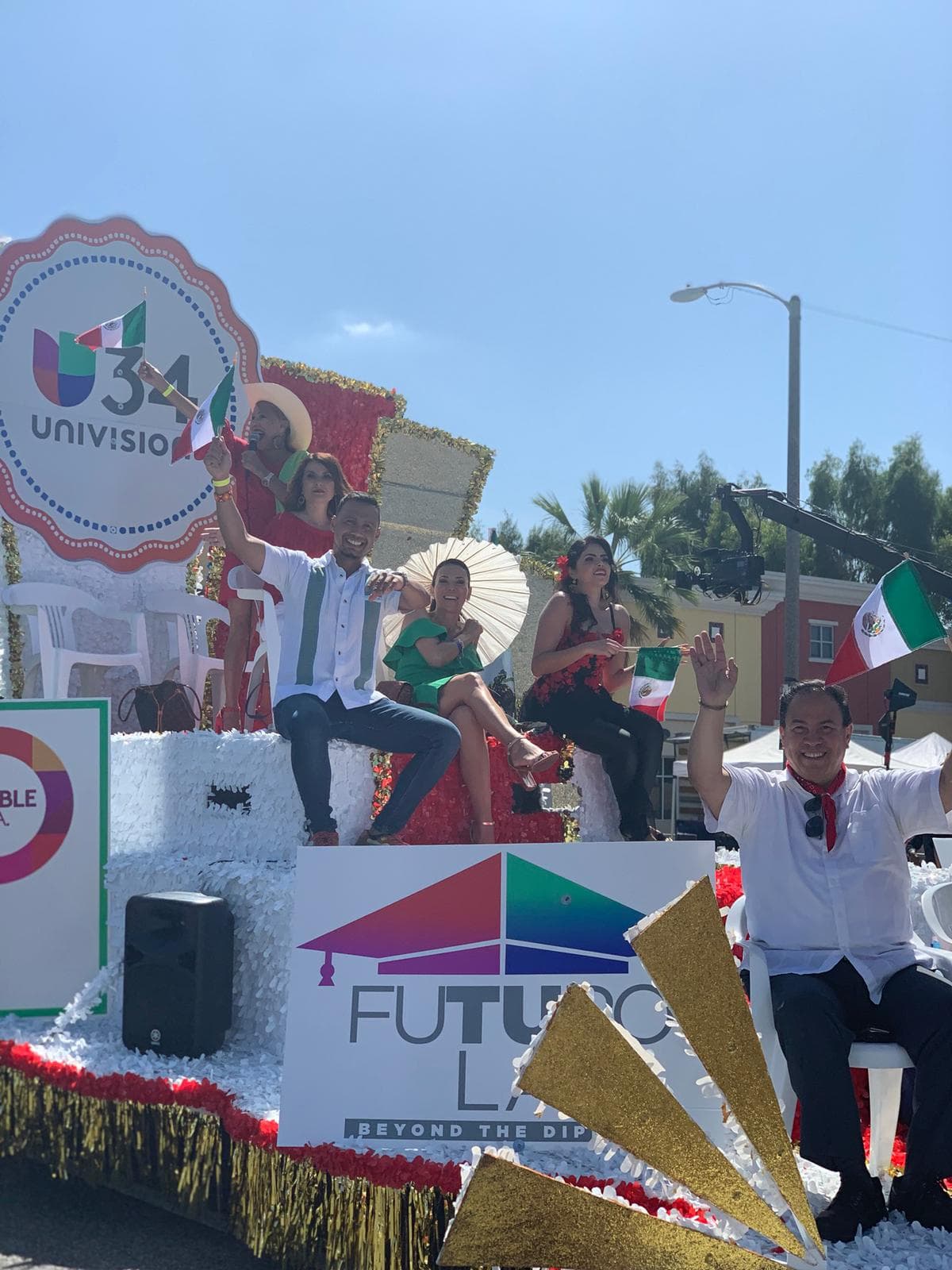 La carroza de Univision Los Ángeles dijo presente en el desfile. Norma Roque, Diana Alvarado, Luis Sandoval, Francisco Ugalde, Yarel Ramos y Gabriela Teissier compartieron con nuestra comunidad reunida en el este de Los Ángeles.