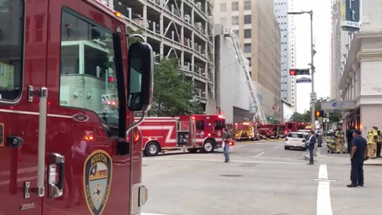 Autoridades cerraron las calles aledañas para atender el incendio.
