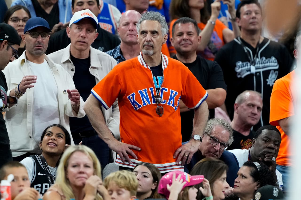 El actor John Turturro observa durante la segunda mitad del quinto partido de las Finales de la NBA entre los New York Knicks y los San Antonio Spurs.